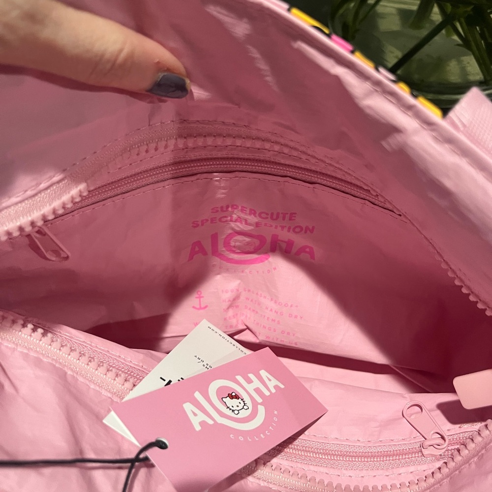 ALOHA Collection Pink Hello Kitty Tote with Coin Purse - Picture 4 of 12